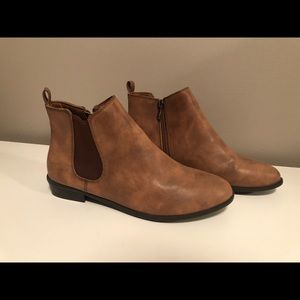 Harlow Cognac Chelsea Boots